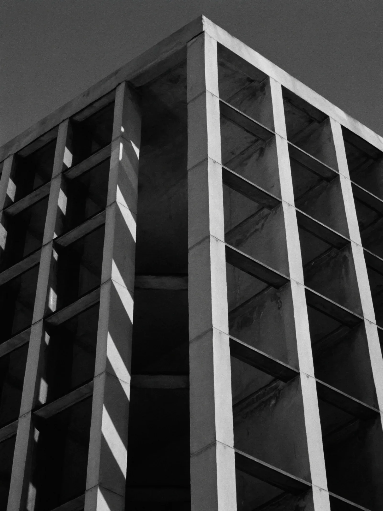 Betonfassade mit strengem Fensterraster, KI-generiert